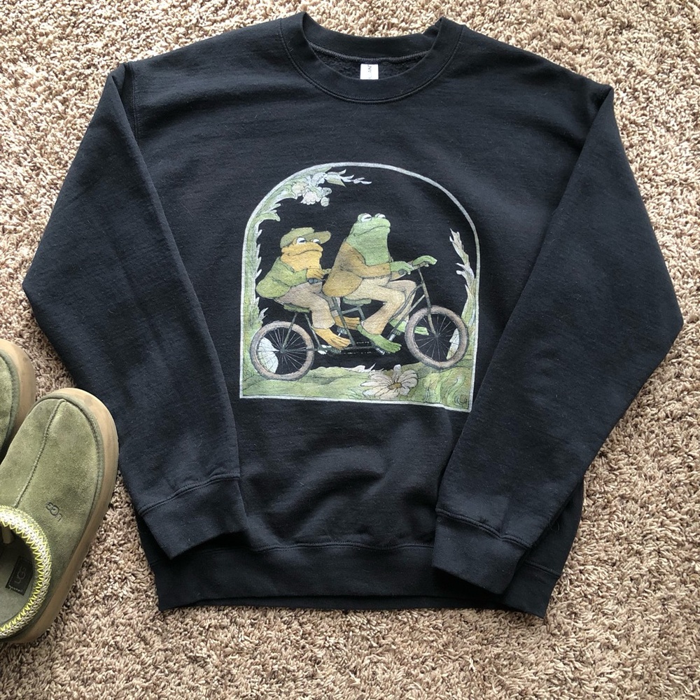 Gildan Frog and Toad Riding Bicycle Graphic Sweatshirt, Size M